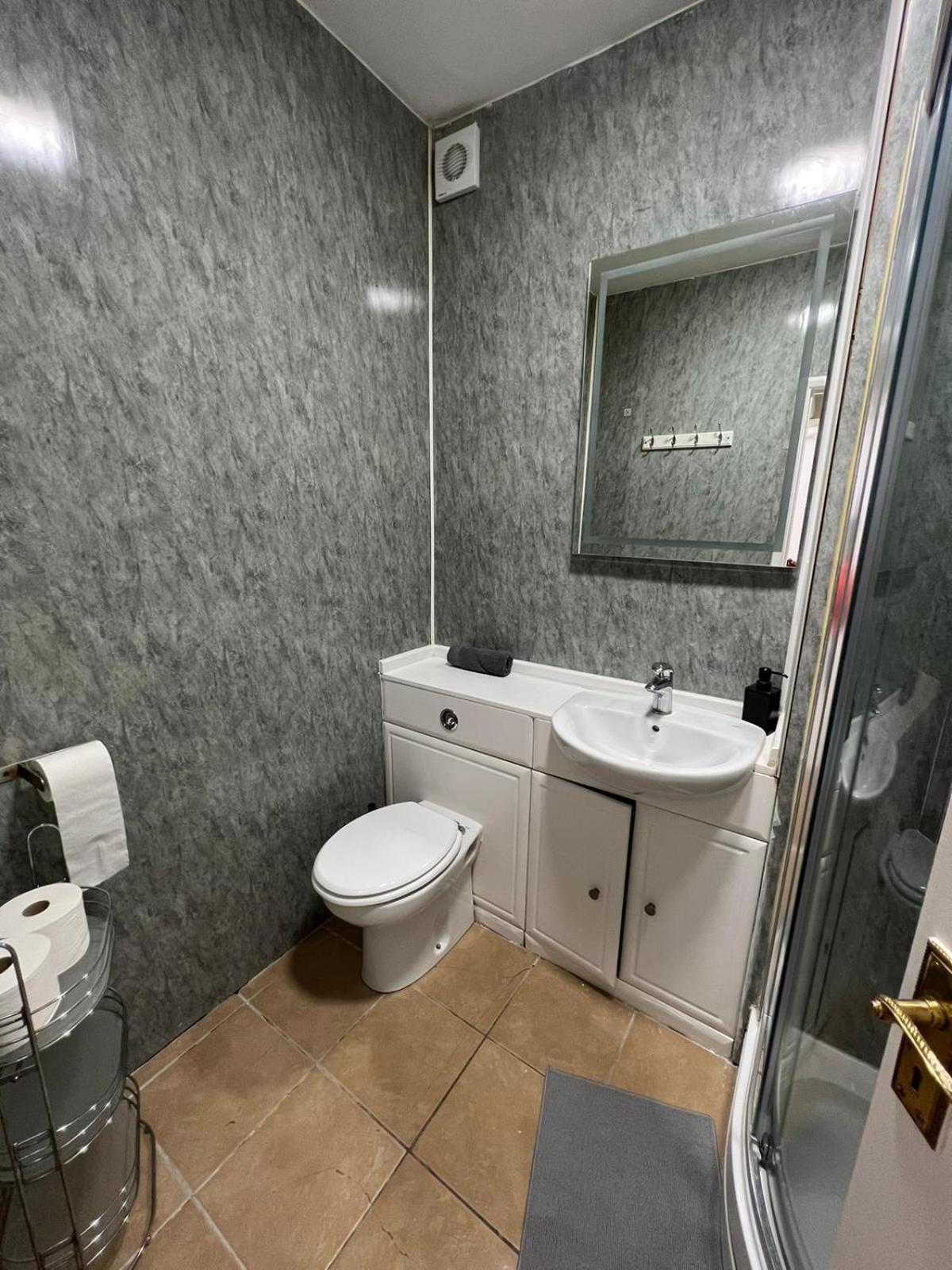Affordable In Shared Flat, Bridge Homestay