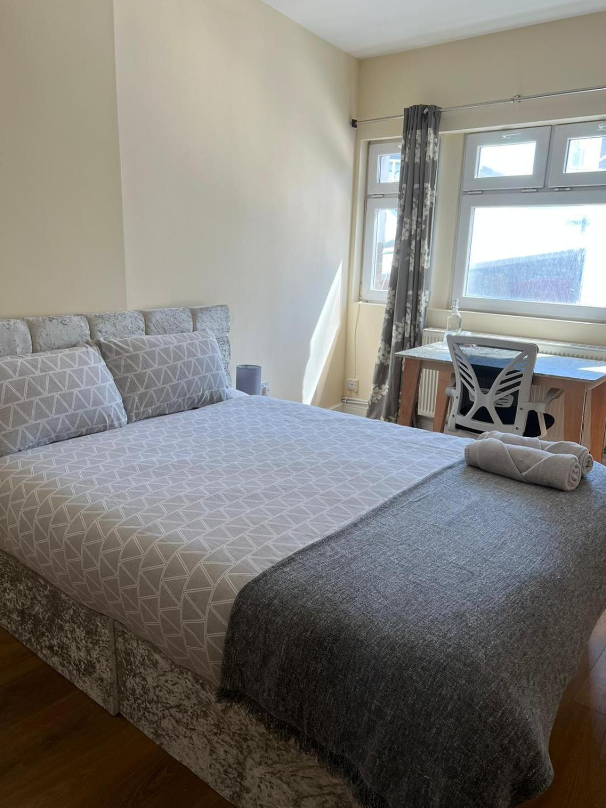 Homestay Affordable In Shared Flat, Bridge