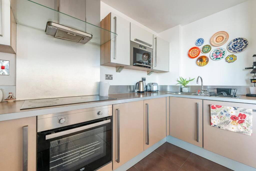 Skylineviews 2 Bed 2 Bath Flat Near Canary Wharf, O2 & Excel Apartment London