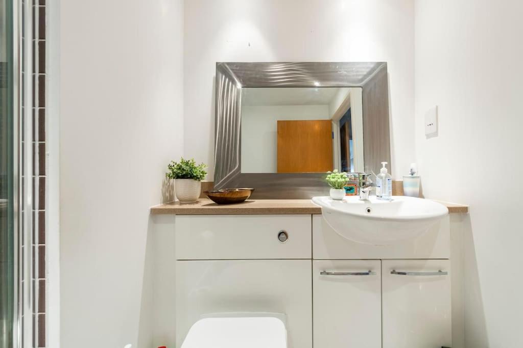 Skylineviews 2 Bed 2 Bath Flat Near Canary Wharf, O2 & Excel Apartment *
