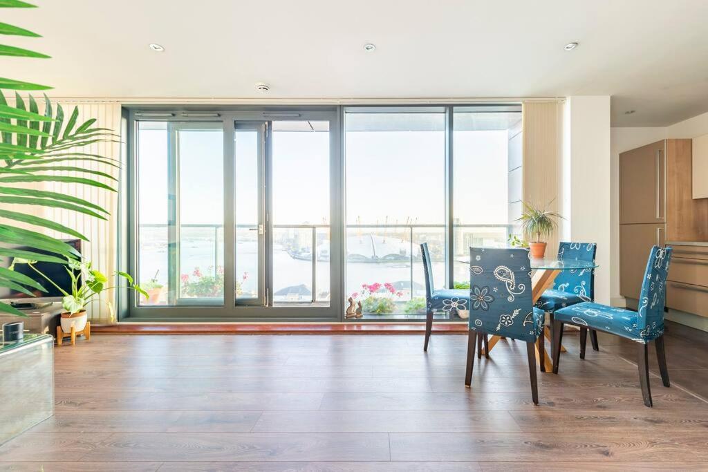 Skylineviews 2 Bed 2 Bath Flat Near Canary Wharf, O2 & Excel Apartment *