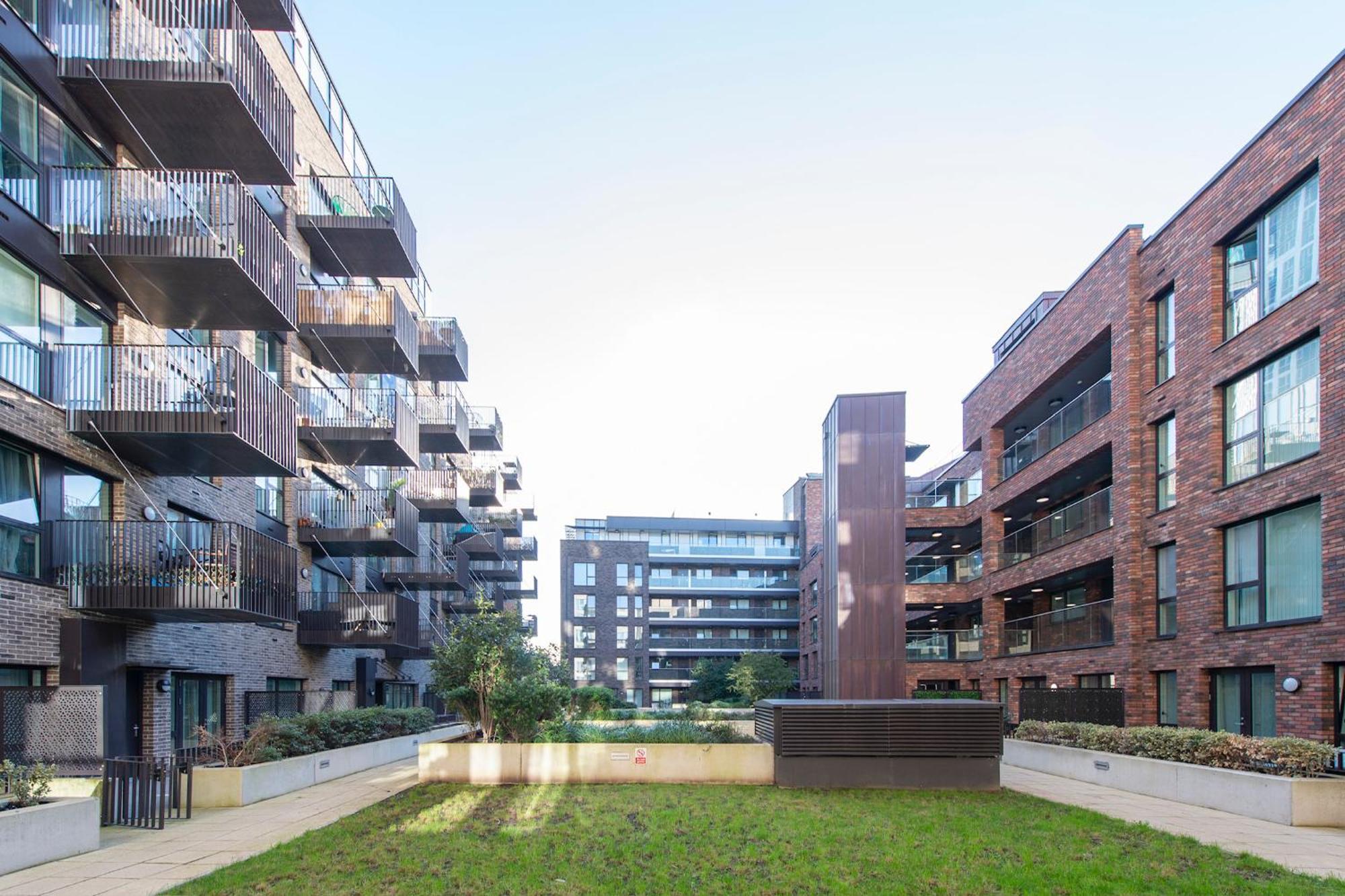 Stunning Luxury 2 Bedroom Appartement *