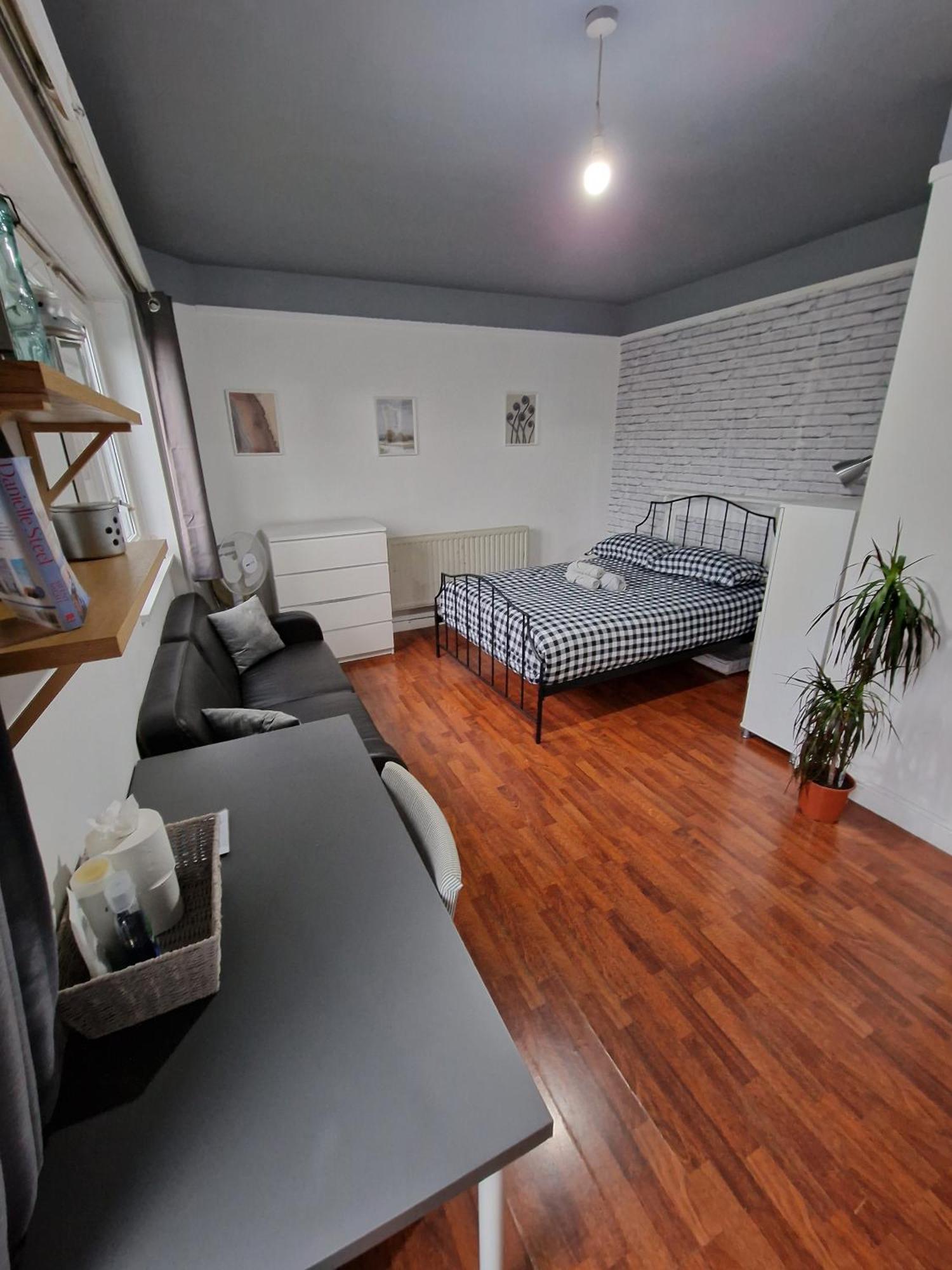 Spacious Private Balcony - Central - Zone 1 - Elephant And Castle *