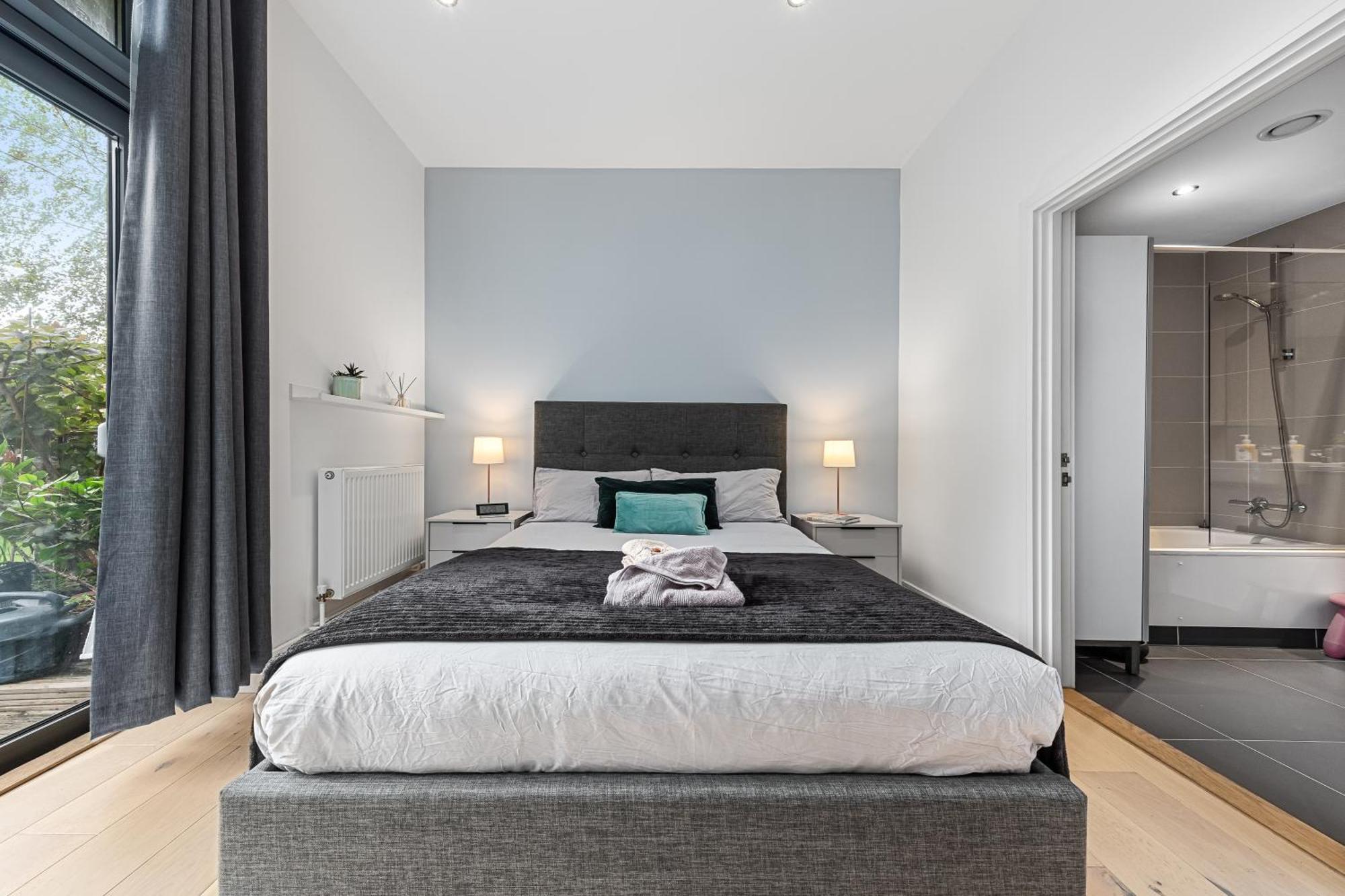 Trendy 2 Bed Flat In Greenwich With Car Parking Apartment