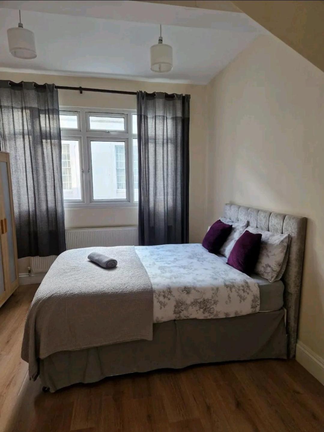 Affordable In Shared Flat, Bridge Homestay