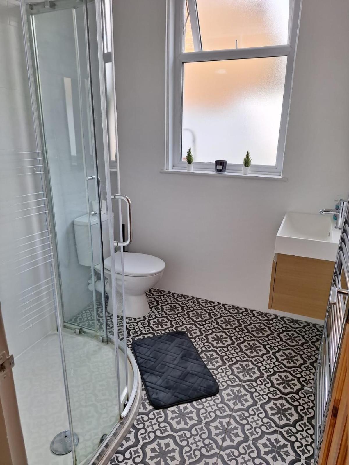 Modern Ground Floor Flat - 15 Min To Central London