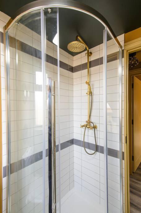 Lux Versace Pad Sleeps 10 Hot Tub, Cinema & Games Apartment