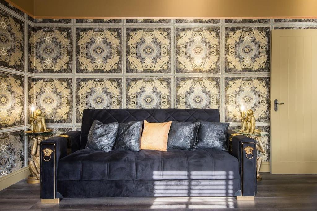 Lux Versace Pad Sleeps 10 Hot Tub, Cinema & Games Apartment