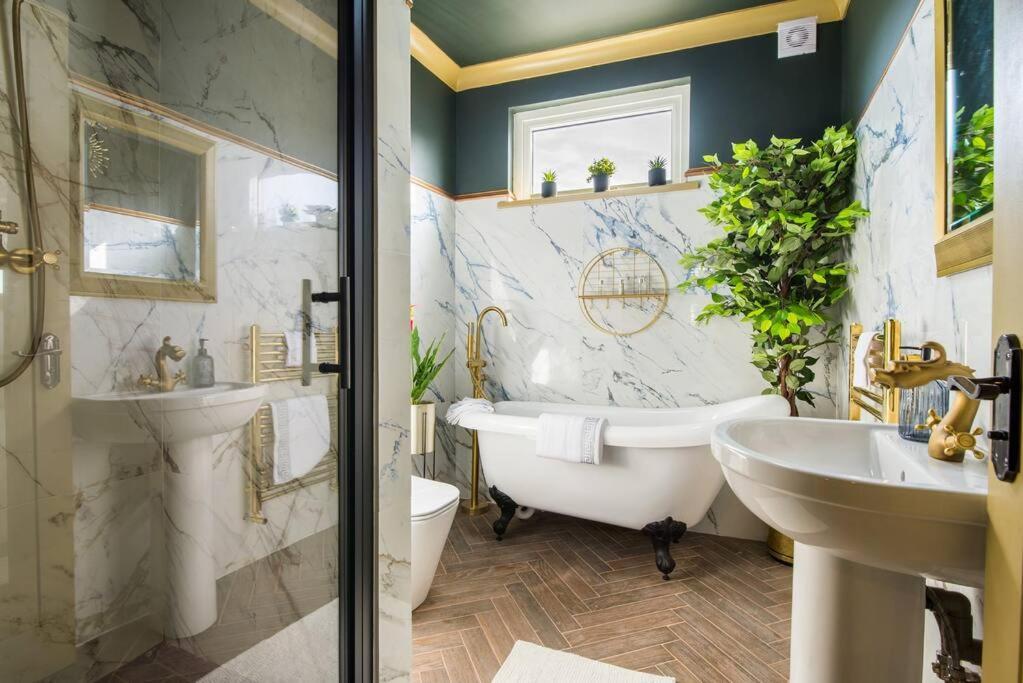 Apartment Lux Versace Pad Sleeps 10 Hot Tub, Cinema & Games London