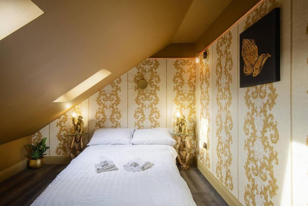 Lux Versace Pad Sleeps 10 Hot Tub, Cinema & Games London