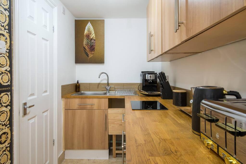 Lux Versace Pad Sleeps 10 Hot Tub, Cinema & Games *