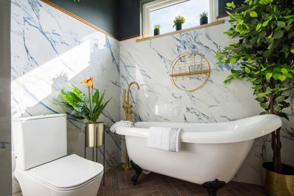 Lux Versace Pad Sleeps 10 Hot Tub, Cinema & Games