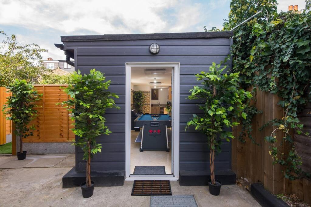 Lux Versace Pad Sleeps 10 Hot Tub, Cinema & Games * London