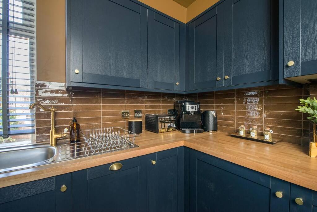 Lux Versace Pad Sleeps 10 Hot Tub, Cinema & Games London