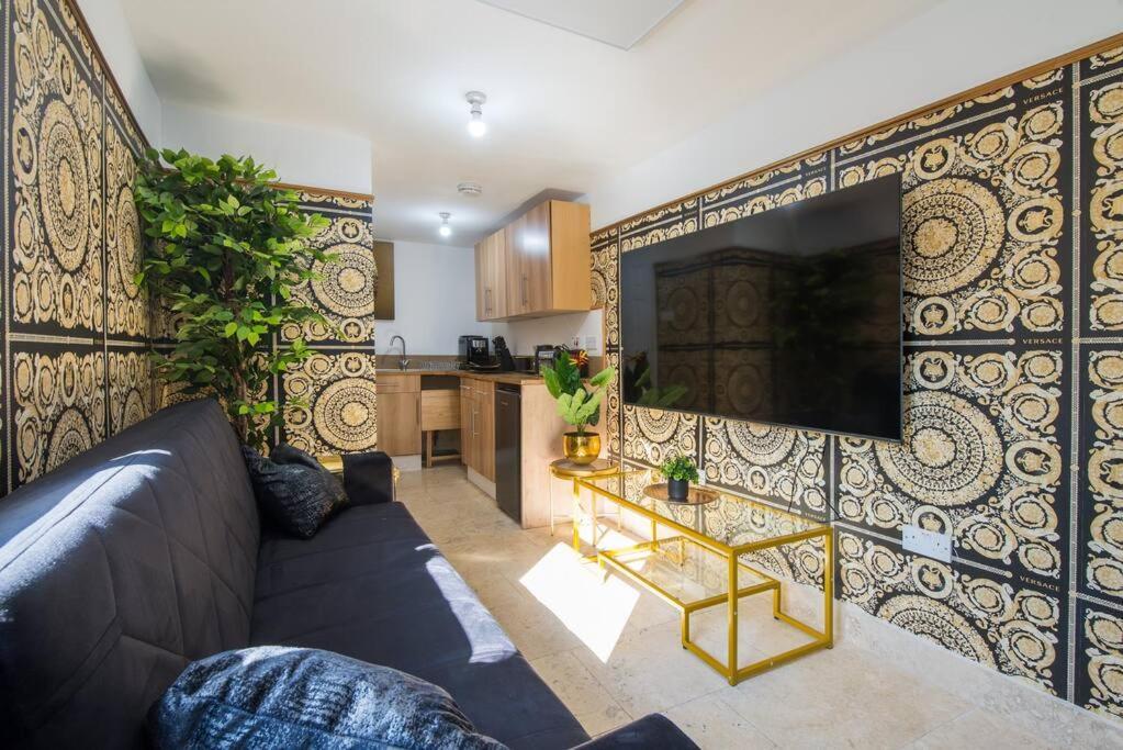 Lux Versace Pad Sleeps 10 Hot Tub, Cinema & Games Apartment