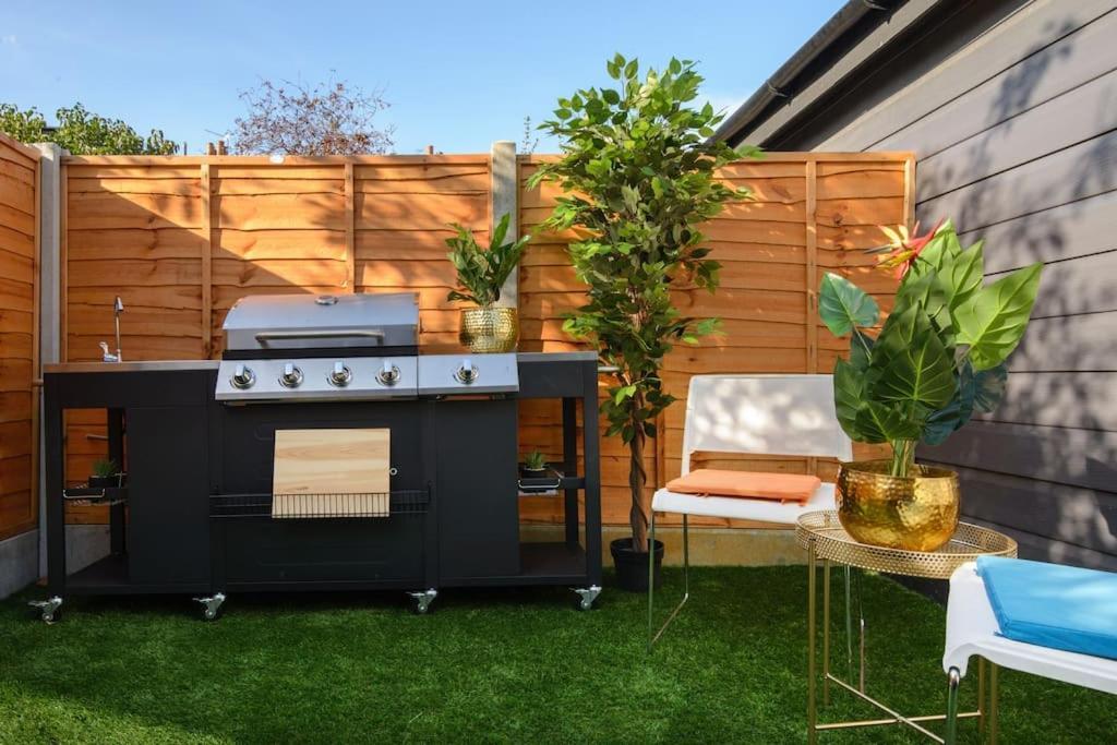 Lux Versace Pad Sleeps 10 Hot Tub, Cinema & Games *