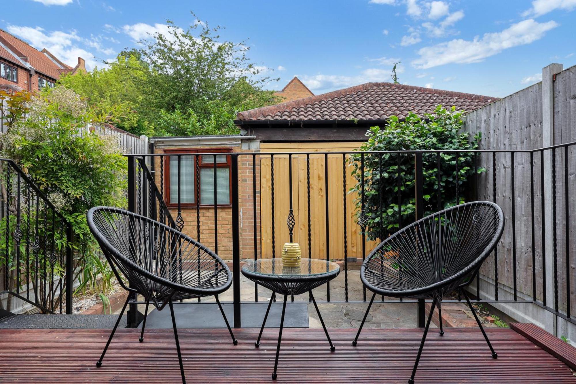 Charming 3 Bedroom House Short Term & Flexible Renting Canary Wharf With Free Wifi & Garden Appartement Londen