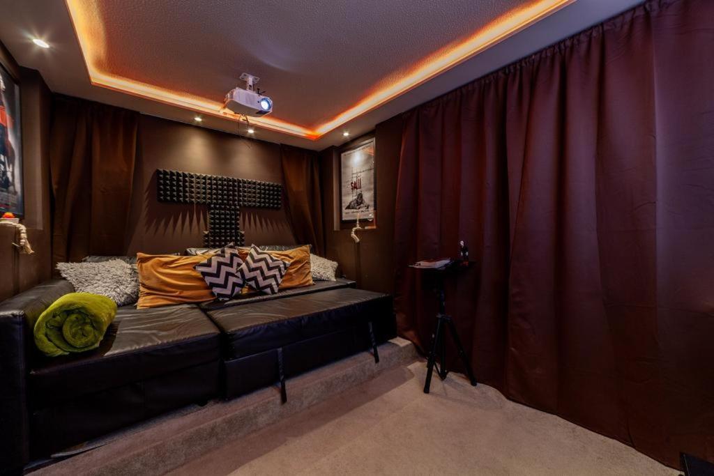 2bed Garden House W/hot Tub, Sauna & Cinema