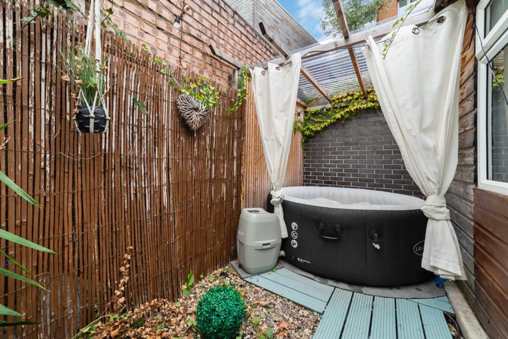 Сasa de vacaciones 2bed Garden House W/hot Tub, Sauna & Cinema Londres