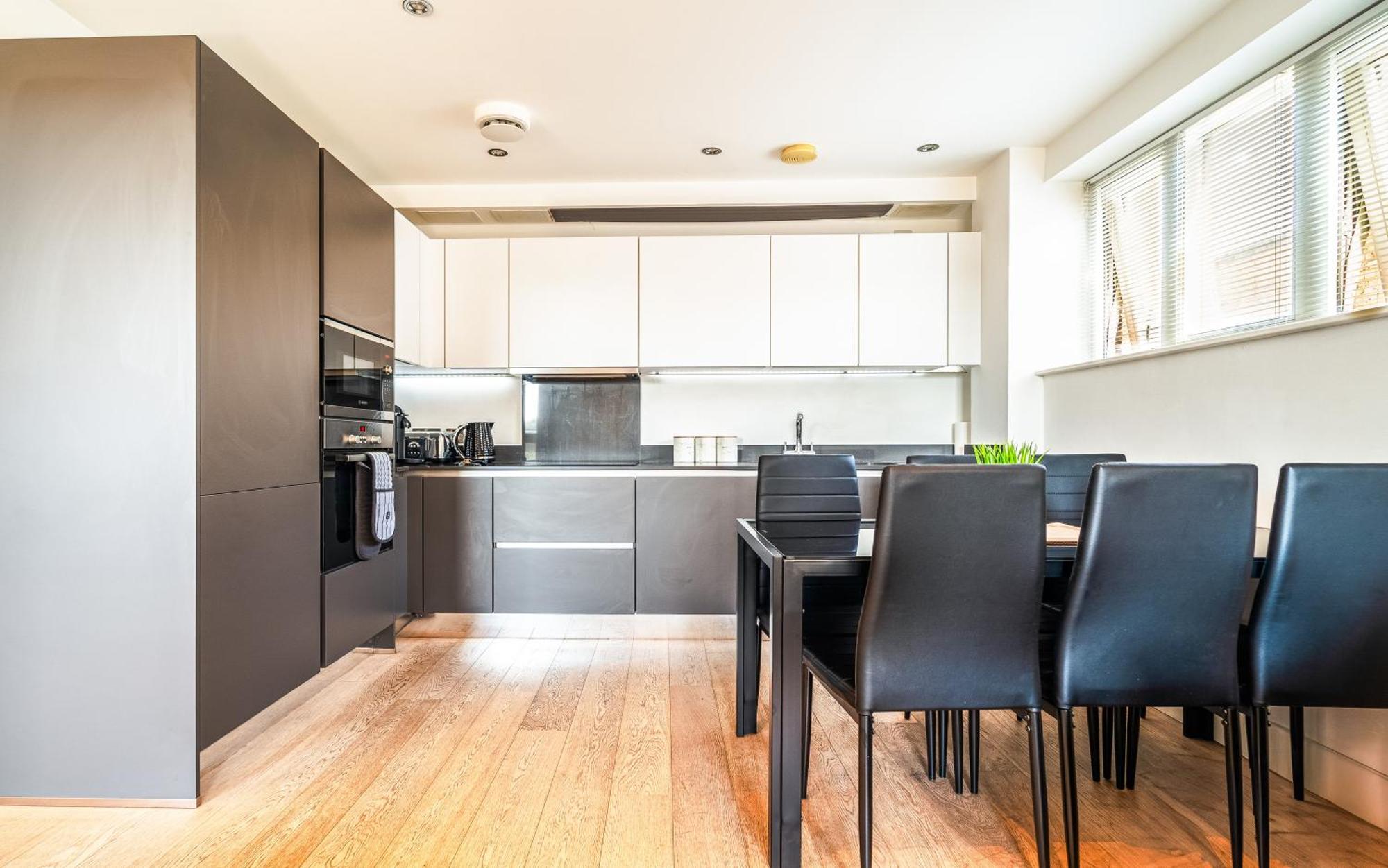 Luxury Greenwich 2bed 2bath - Sleep 6 Guest- 1 Min From Station - Close To Greenwich Maritime- Playstation Provided Londen