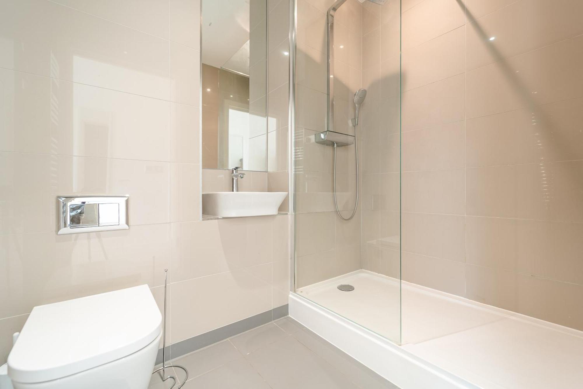 Luxury Greenwich 2bed 2bath - Sleep 6 Guest- 1 Min From Station - Close To Greenwich Maritime- Playstation Provided *