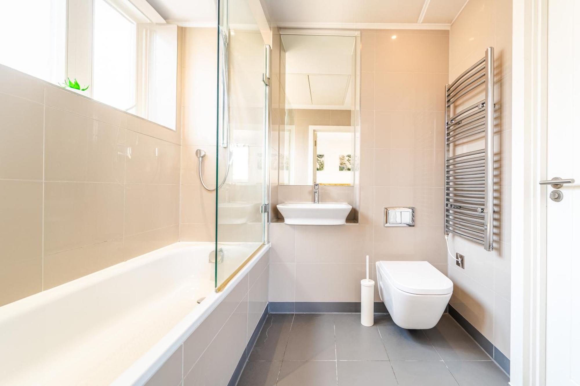 Luxury Greenwich 2bed 2bath - Sleep 6 Guest- 1 Min From Station - Close To Greenwich Maritime- Playstation Provided *