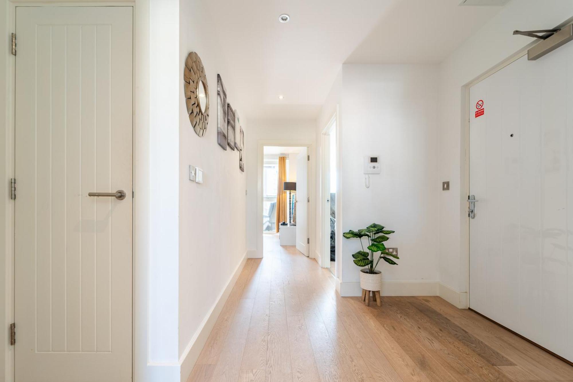 Luxury Greenwich 2bed 2bath - Sleep 6 Guest- 1 Min From Station - Close To Greenwich Maritime- Playstation Provided *