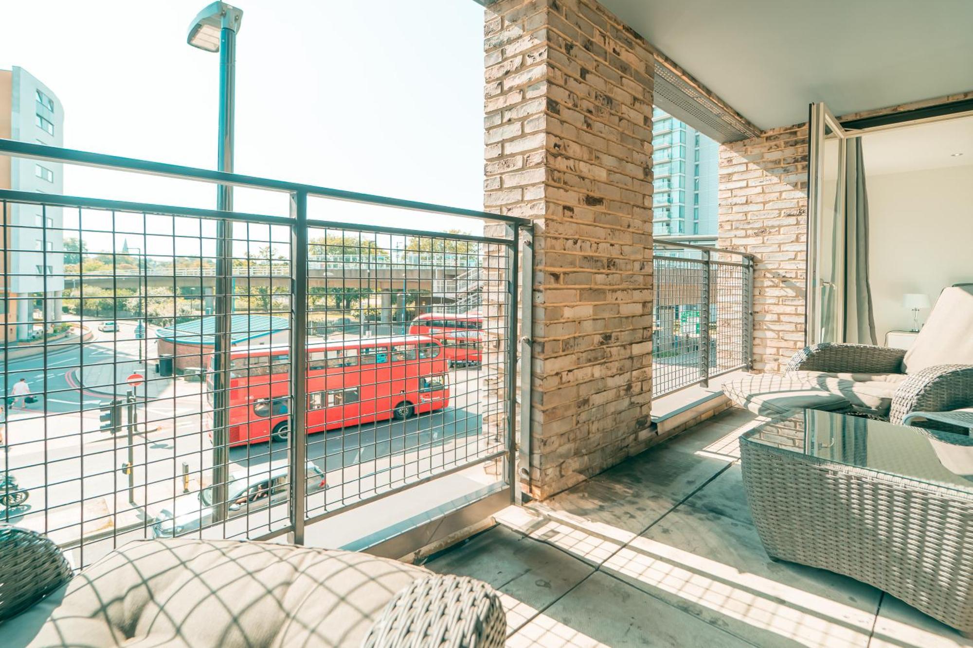 Luxury Greenwich 2bed 2bath - Sleep 6 Guest- 1 Min From Station - Close To Greenwich Maritime- Playstation Provided