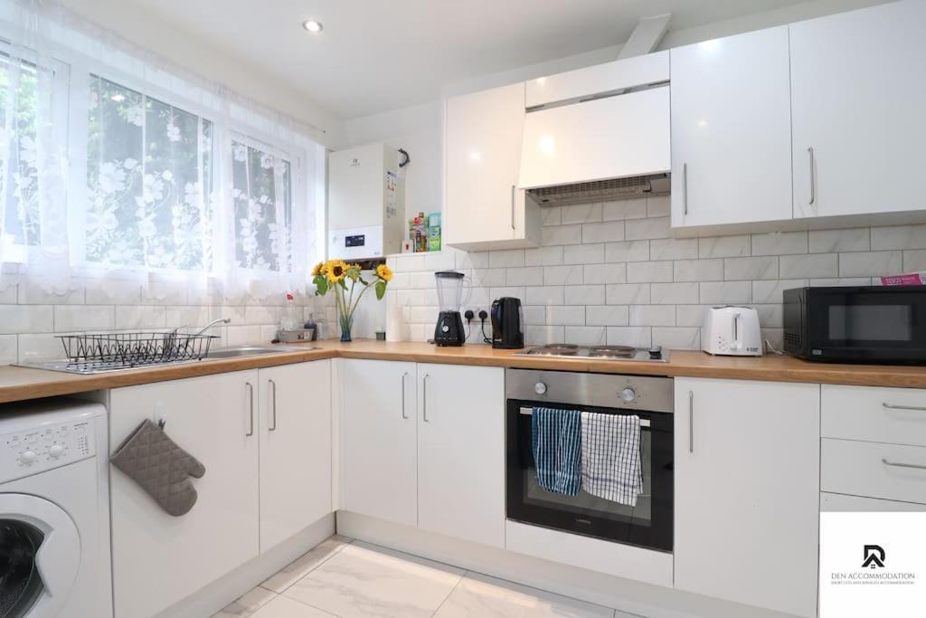 Den & Short Lets Greenwich - 3 Bed House *