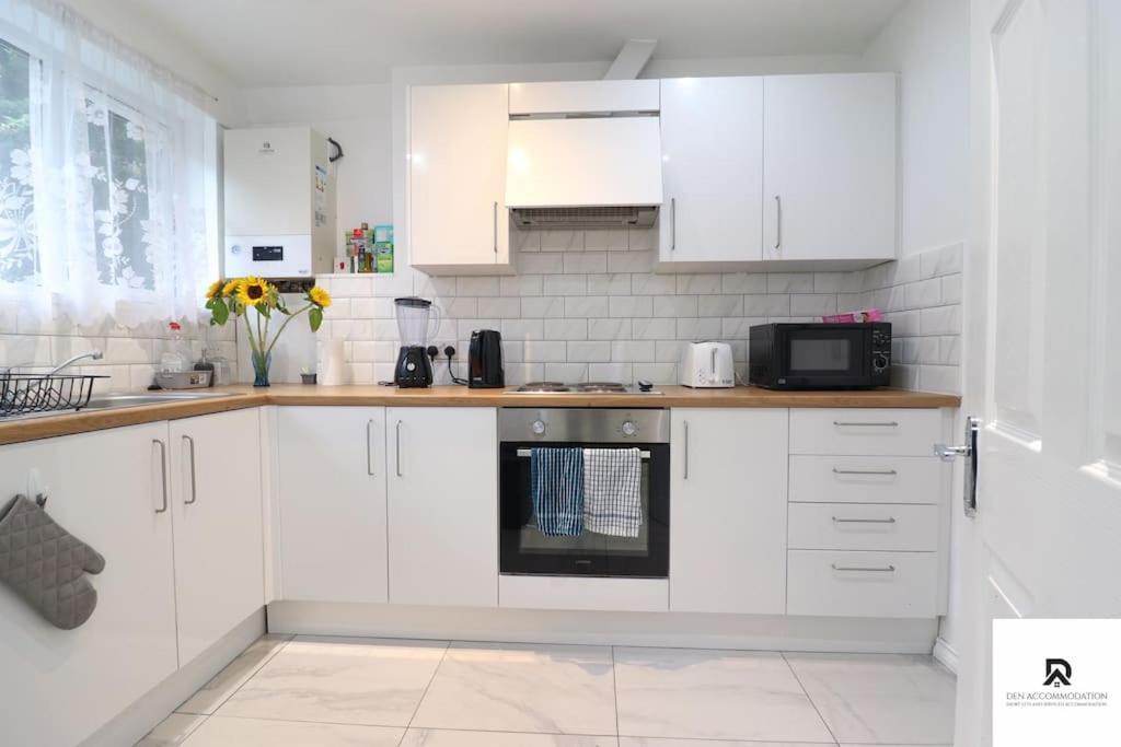 Den & Short Lets Greenwich - 3 Bed House