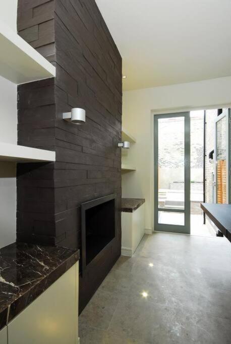 Quintessential Town House Close To Londres
