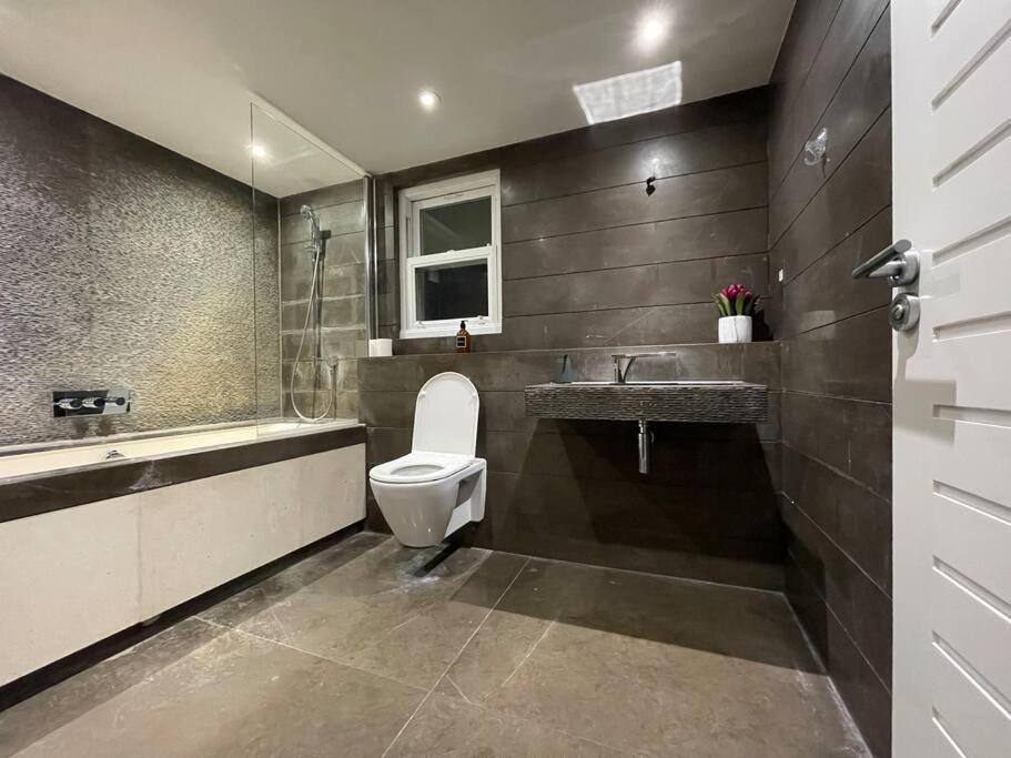 Quintessential Town House Close To Apartamento Londres