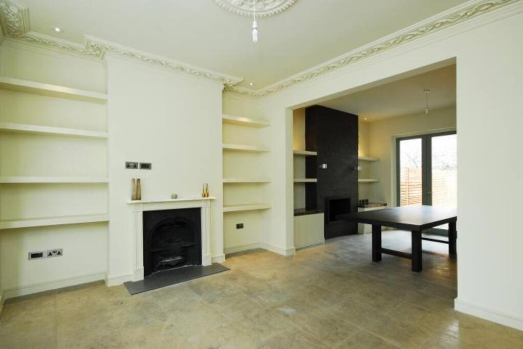 Quintessential Town House Close To Apartamento