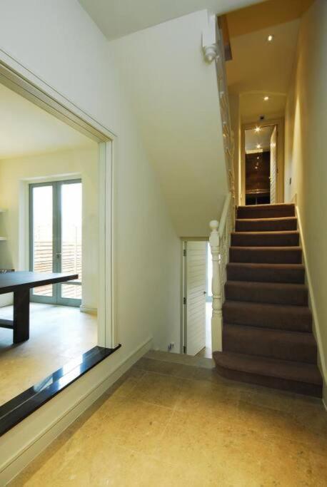 Quintessential Town House Close To Apartamento *
