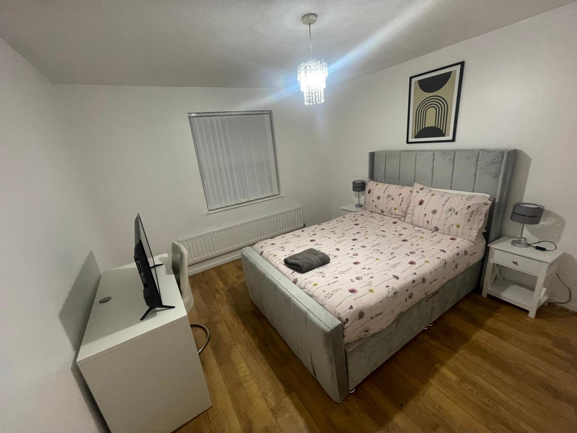 Casa de Férias New! 4 Bedroom House With Garden And Lawn Londres