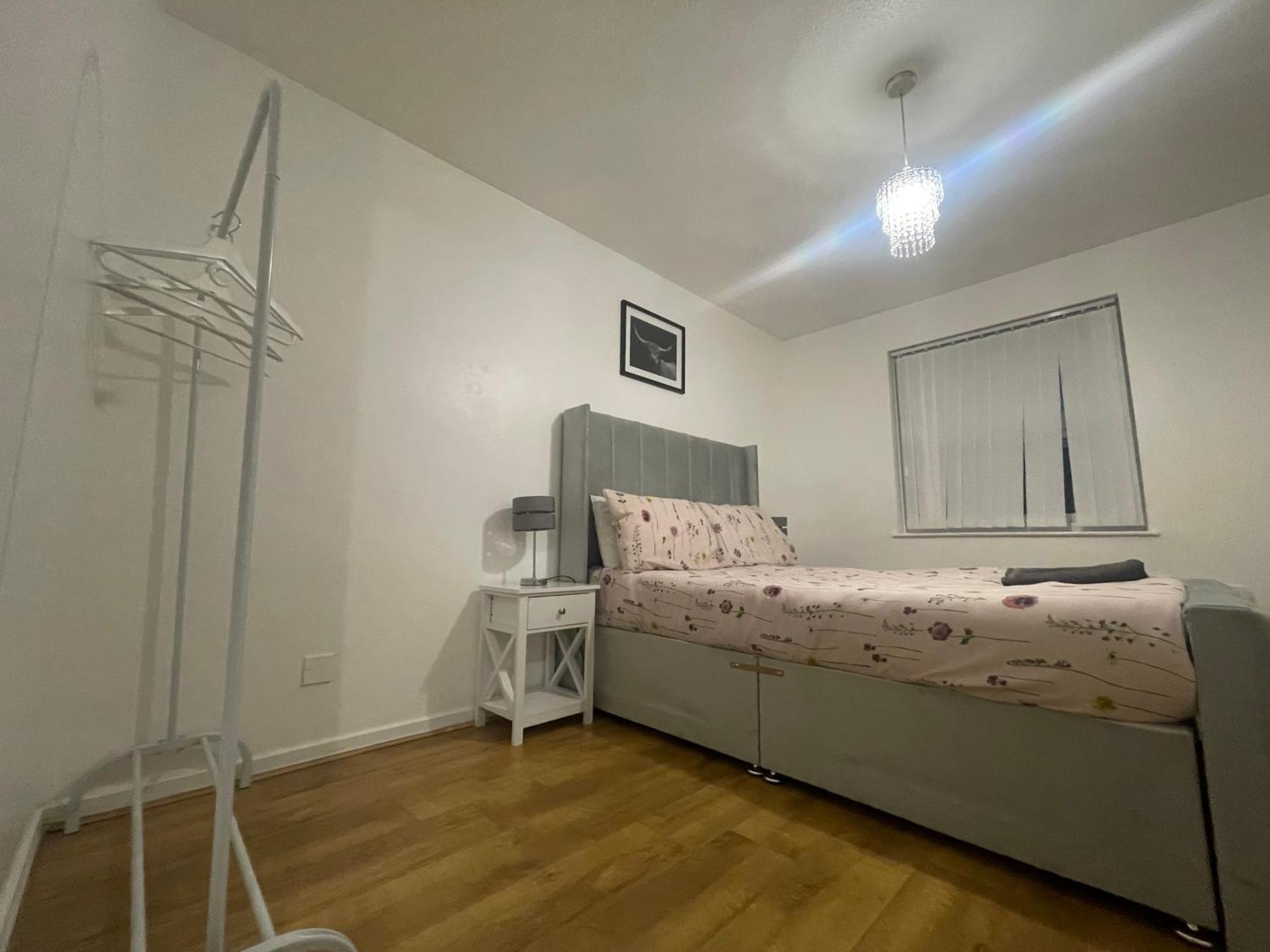 New! 4 Bedroom House With Garden And Lawn *