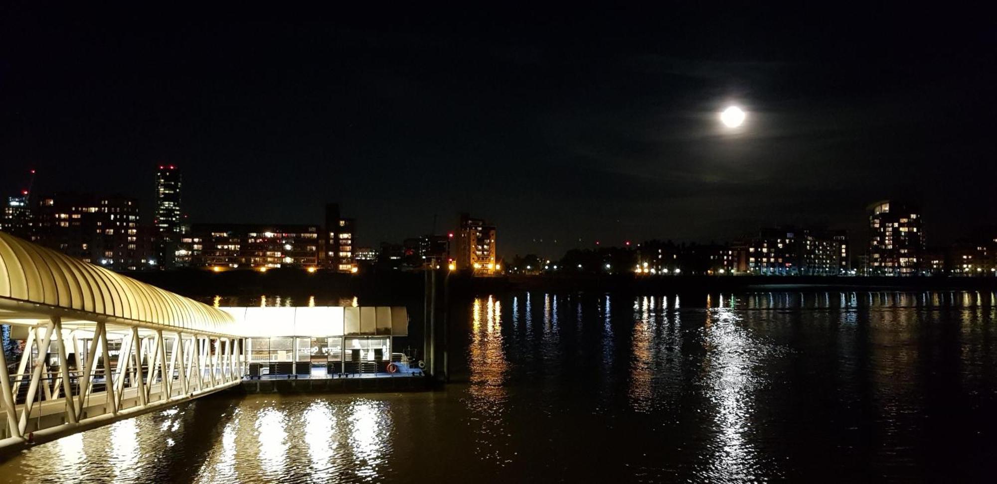 Appartement Riverside 3br With Easy Transport 20mins To Centre *