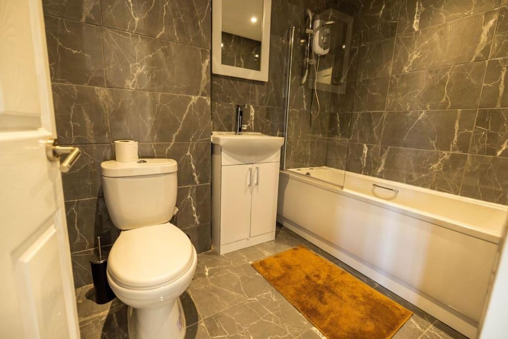 2 Bedrooms -parking-very Spacious-wifi Appartement *