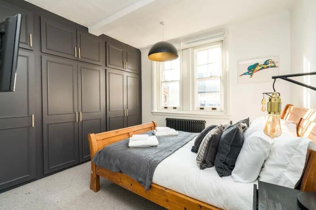 3 X Bedroom Riverside Flat With Hot Tub On Roof Terrace *