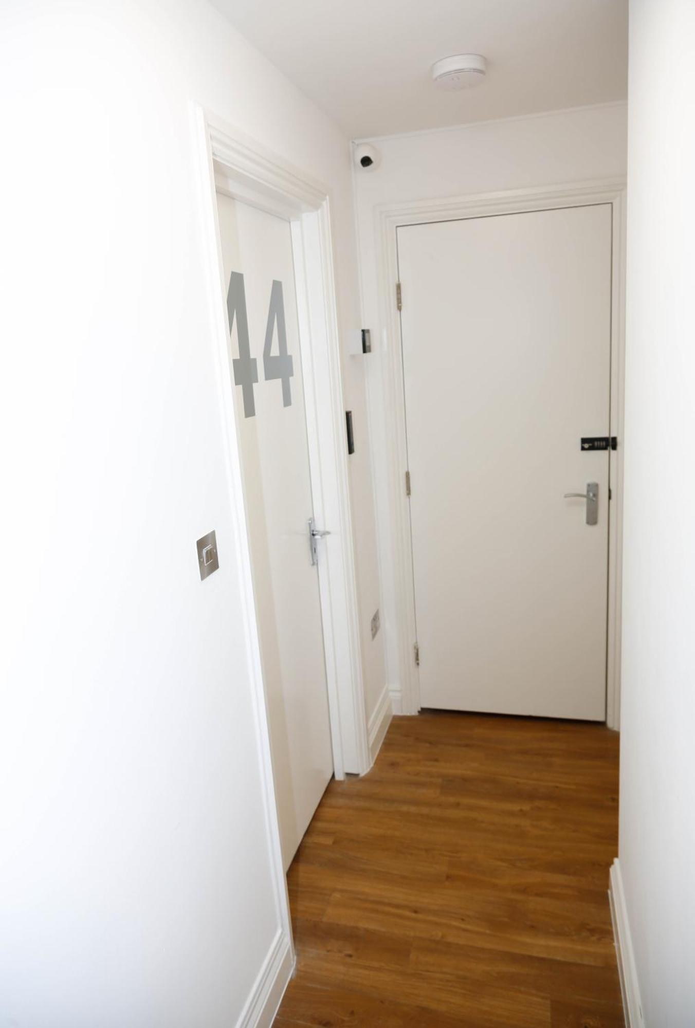 Accommodatie bij particulieren New Luxury In The Heart Of Next To Shops, Cafes, Bars & Metro With Shared Bathrooms Londen