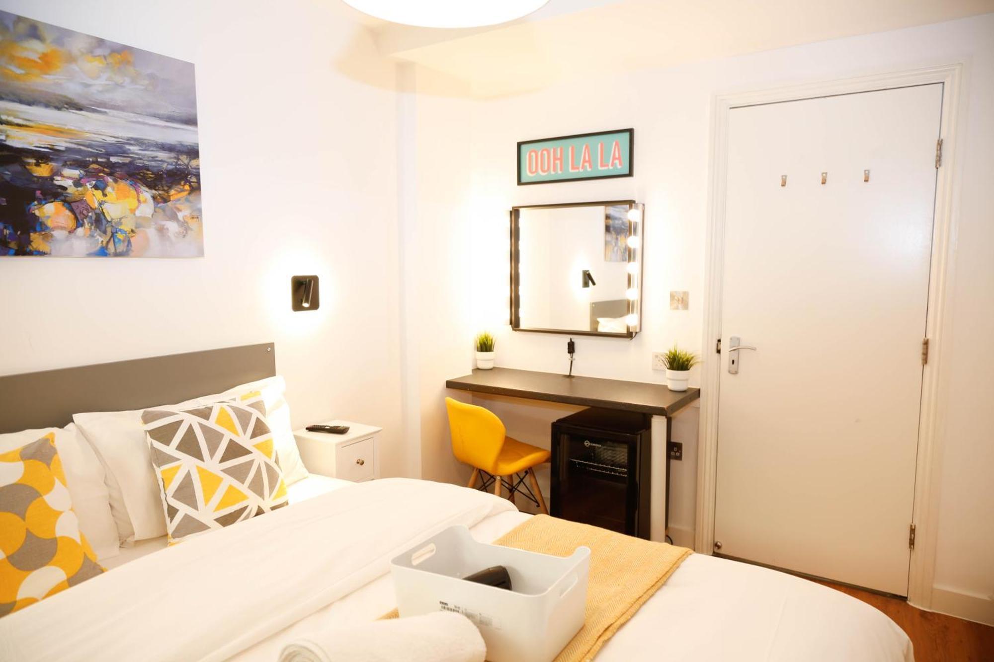 New Luxury In The Heart Of Next To Shops, Cafes, Bars & Metro With Shared Bathrooms Accommodatie bij particulieren Londen