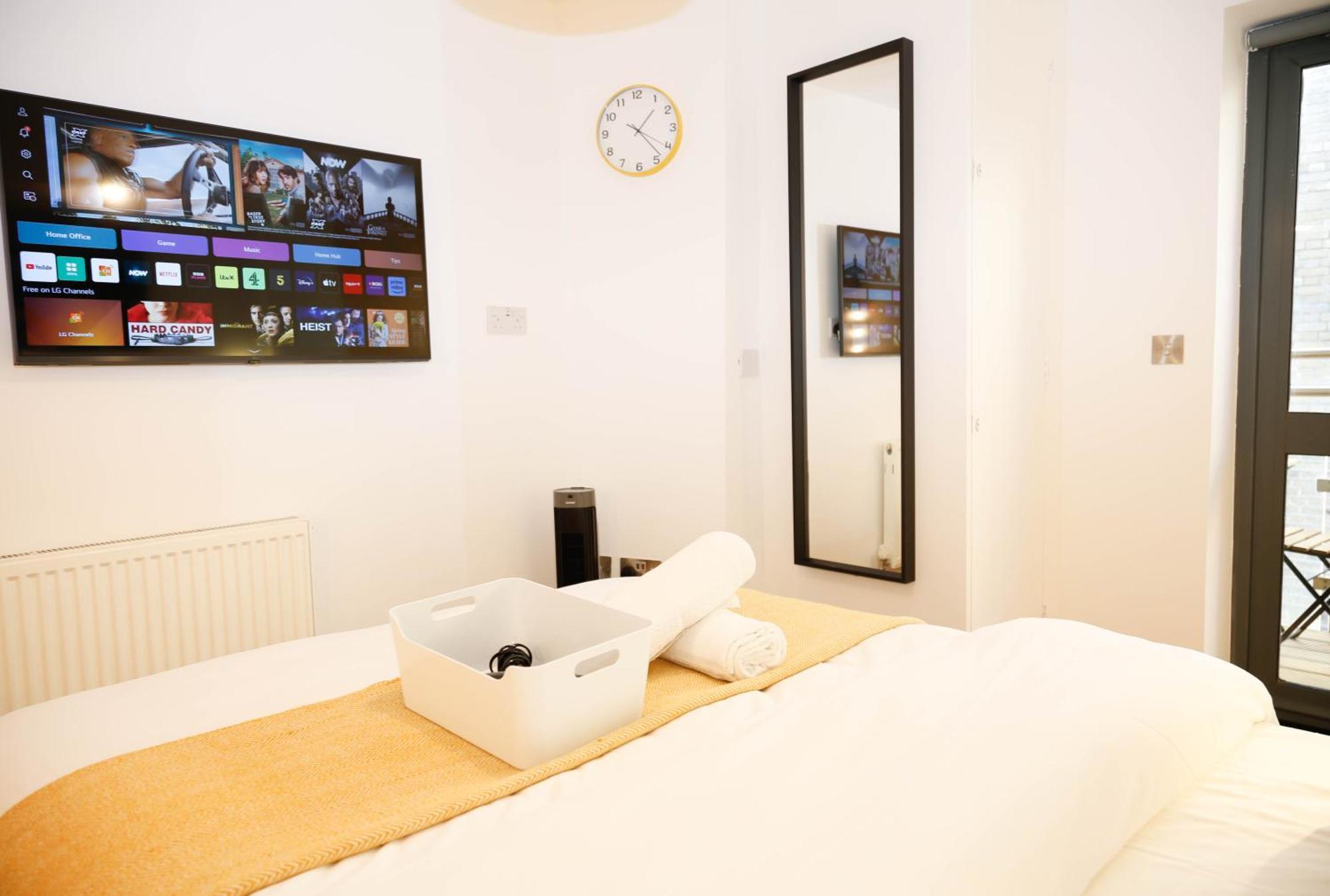 New Luxury In The Heart Of Next To Shops, Cafes, Bars & Metro With Shared Bathrooms Londen