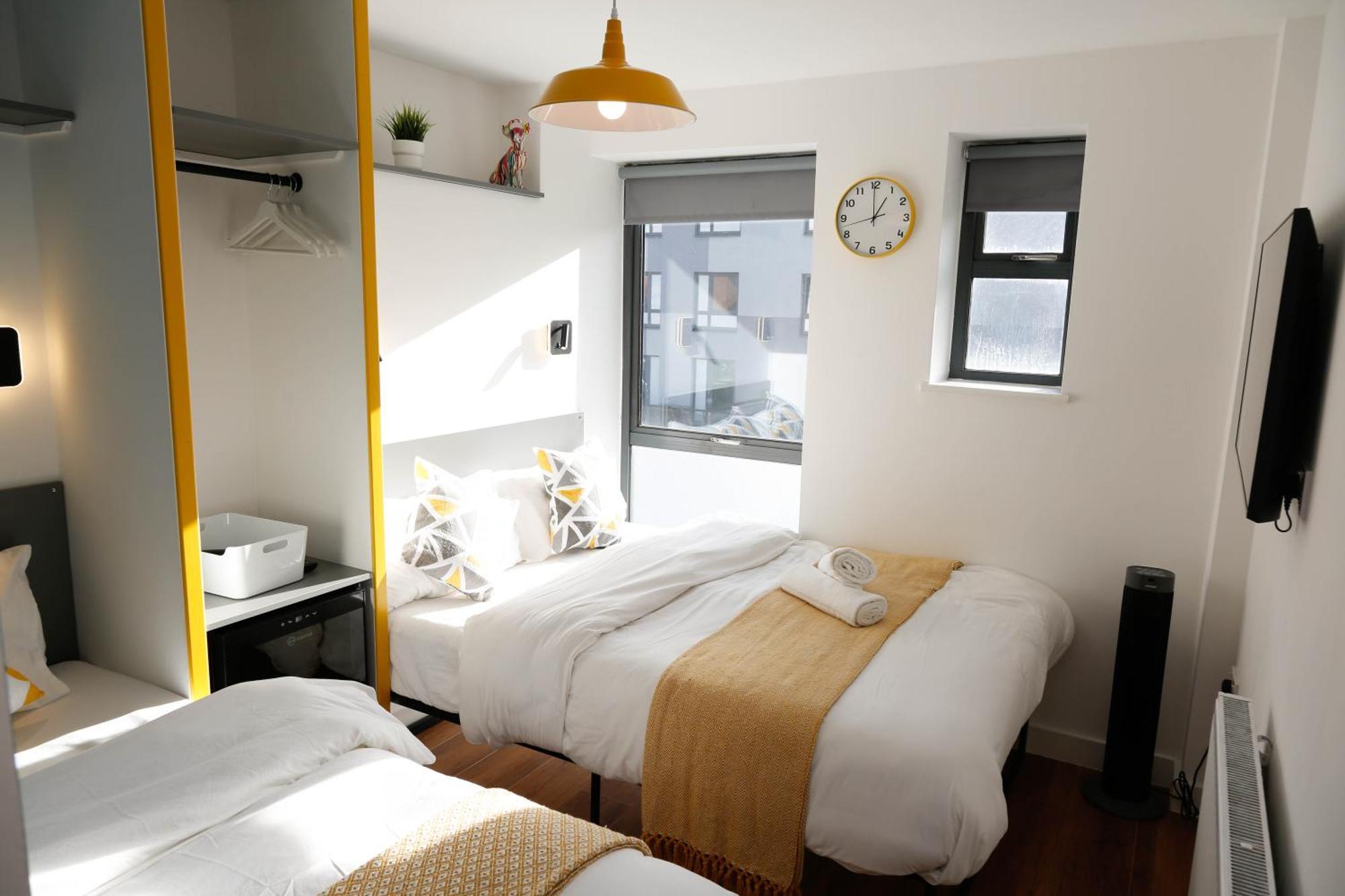 Accommodatie bij particulieren New Luxury In The Heart Of Next To Shops, Cafes, Bars & Metro With Shared Bathrooms Londen