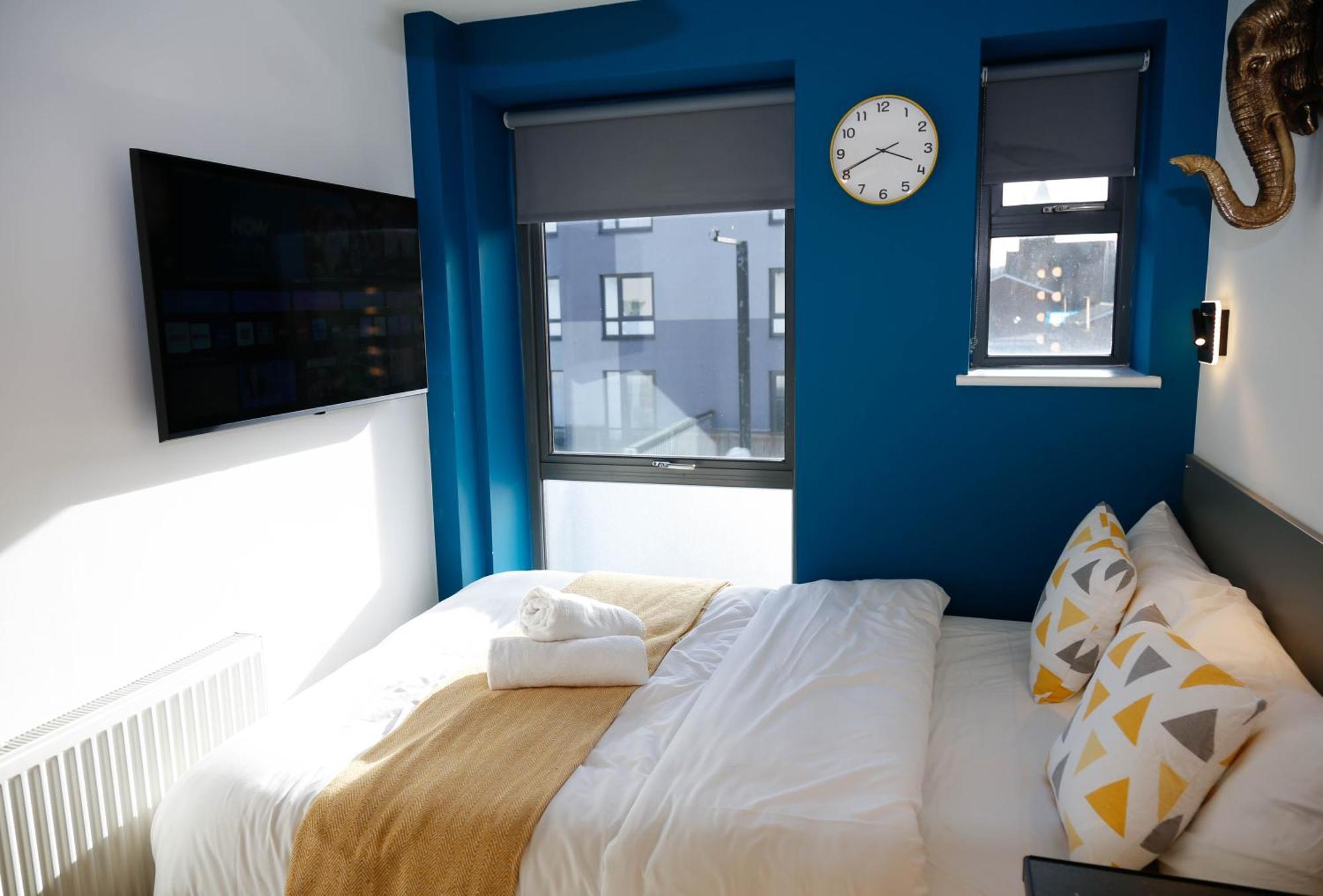 New Luxury In The Heart Of Next To Shops, Cafes, Bars & Metro With Shared Bathrooms Accommodatie bij particulieren Londen