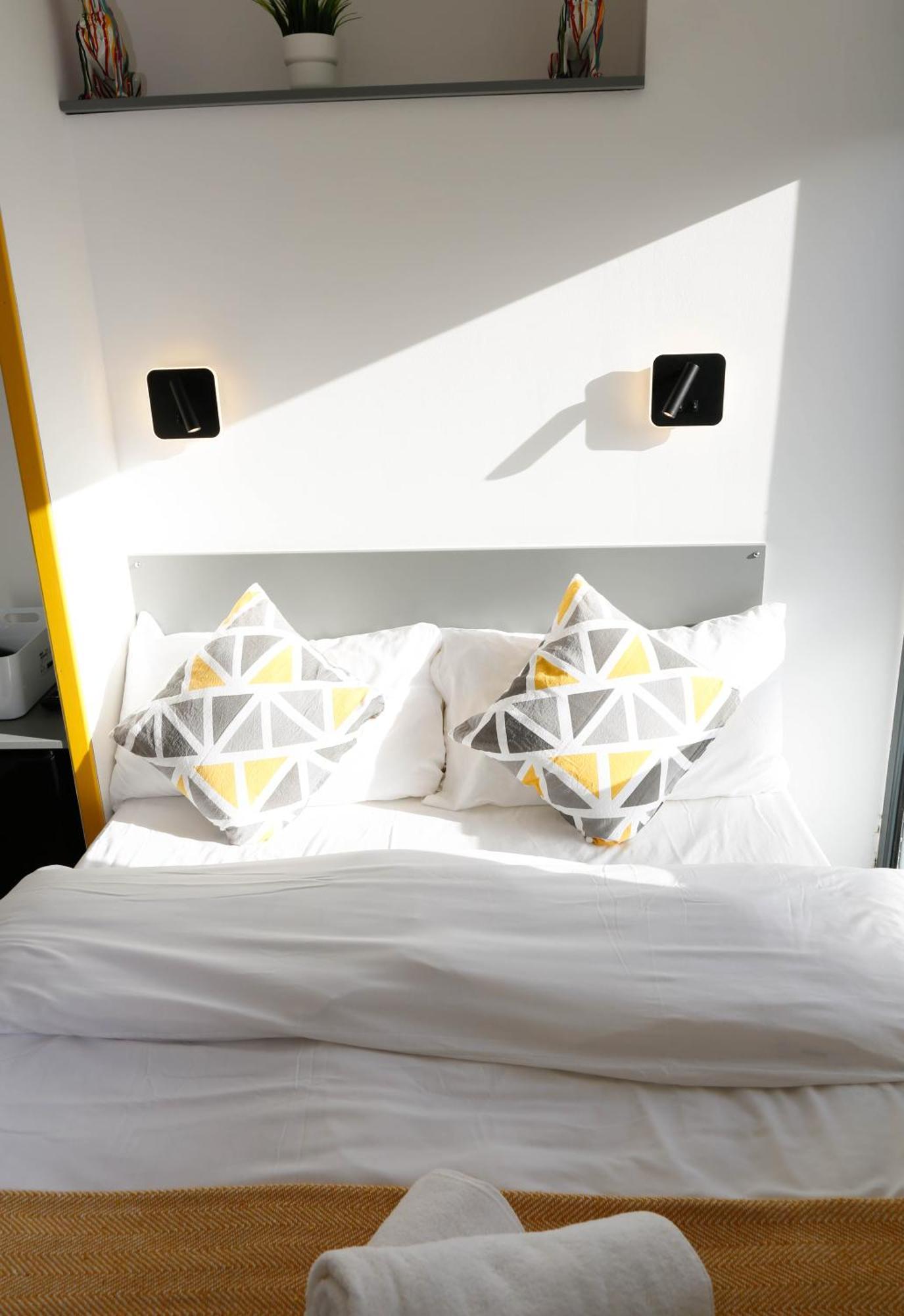 Accommodatie bij particulieren New Luxury In The Heart Of Next To Shops, Cafes, Bars & Metro With Shared Bathrooms Londen