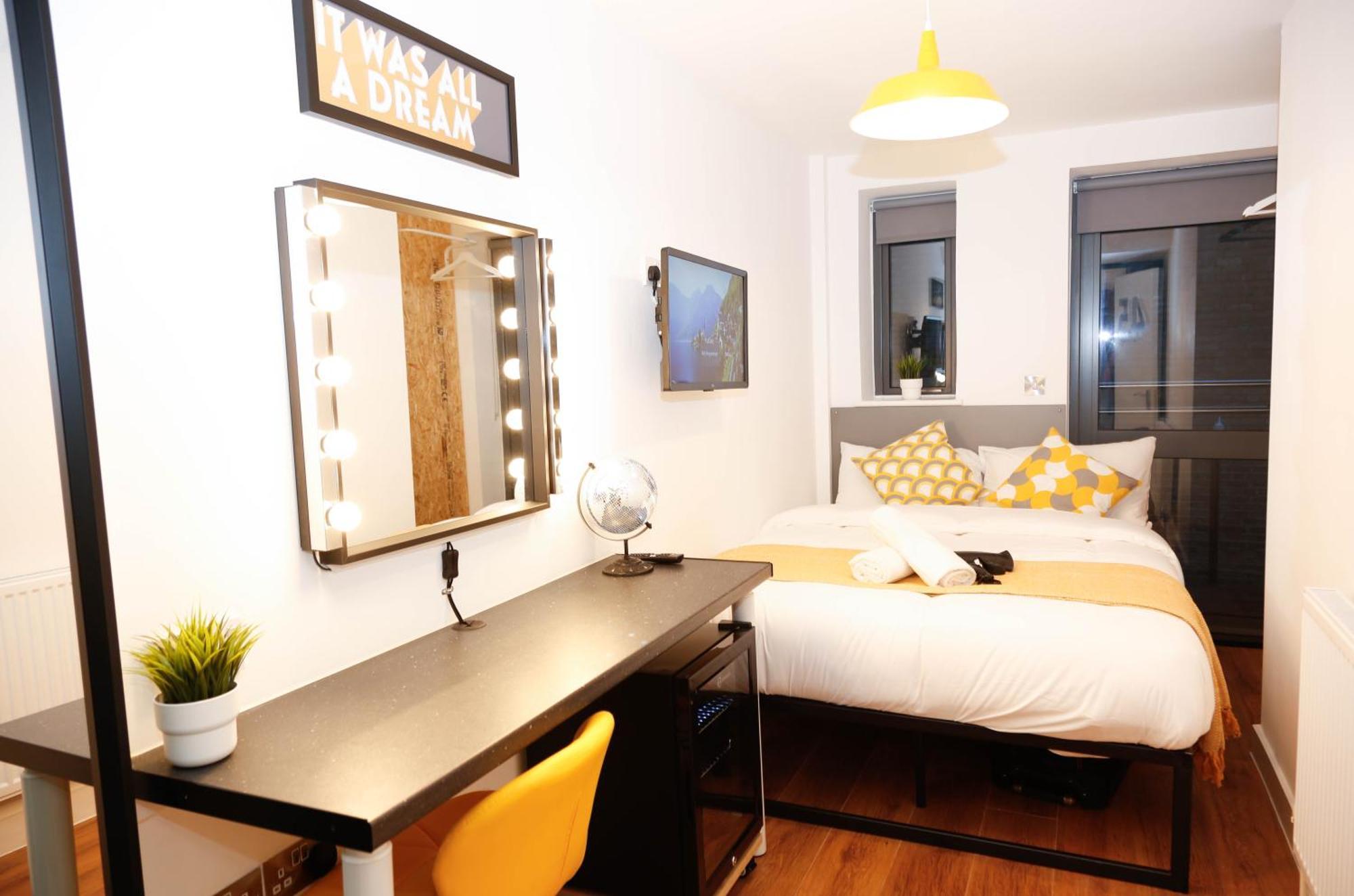 New Luxury In The Heart Of Next To Shops, Cafes, Bars & Metro With Shared Bathrooms * Londen