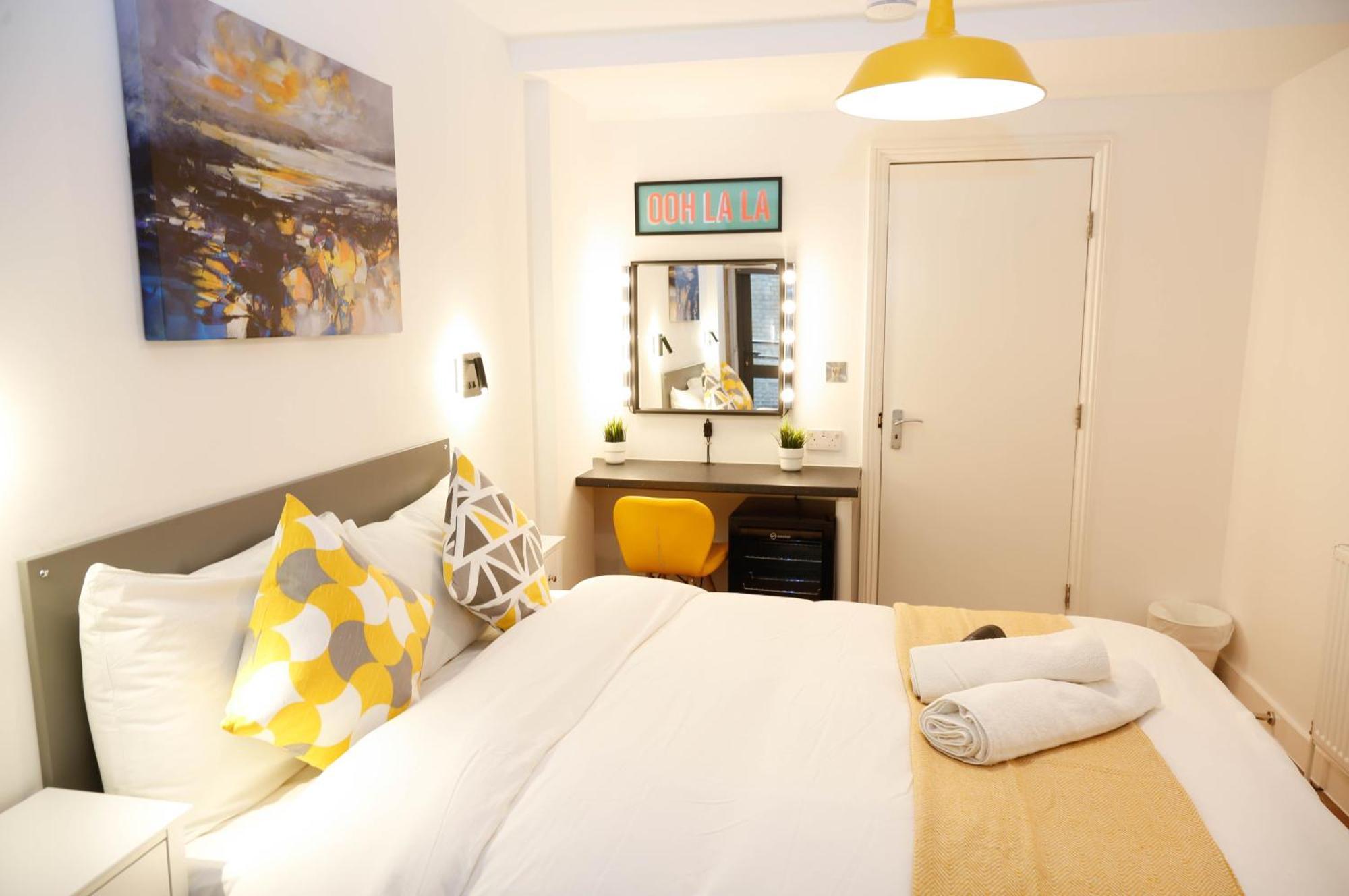 New Luxury In The Heart Of Next To Shops, Cafes, Bars & Metro With Shared Bathrooms Londen