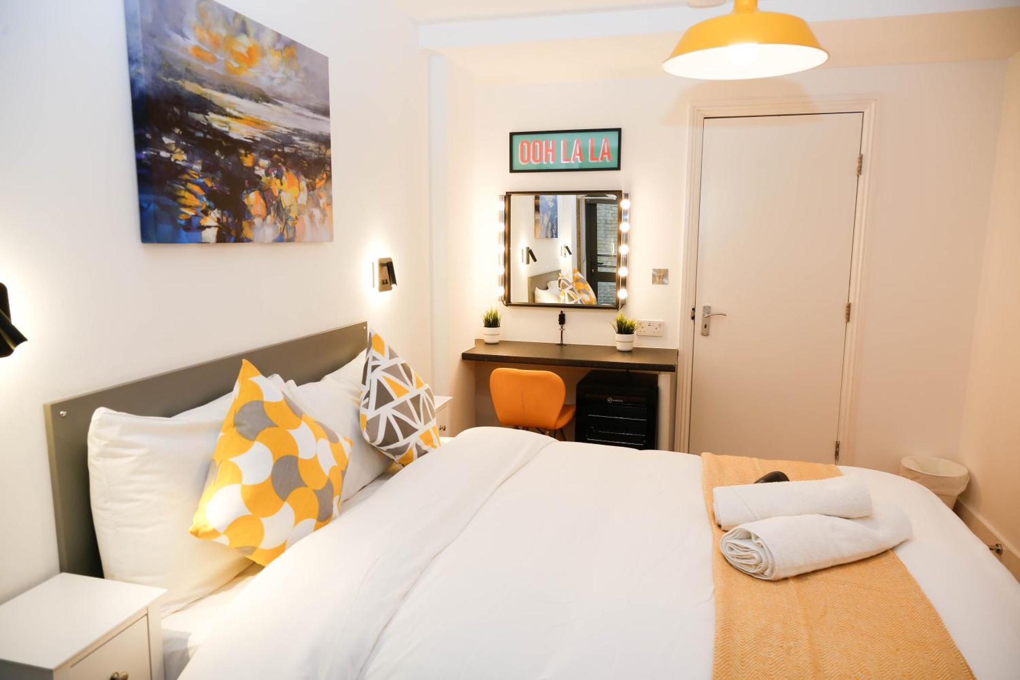 Accommodatie bij particulieren New Luxury In The Heart Of Next To Shops, Cafes, Bars & Metro With Shared Bathrooms Londen