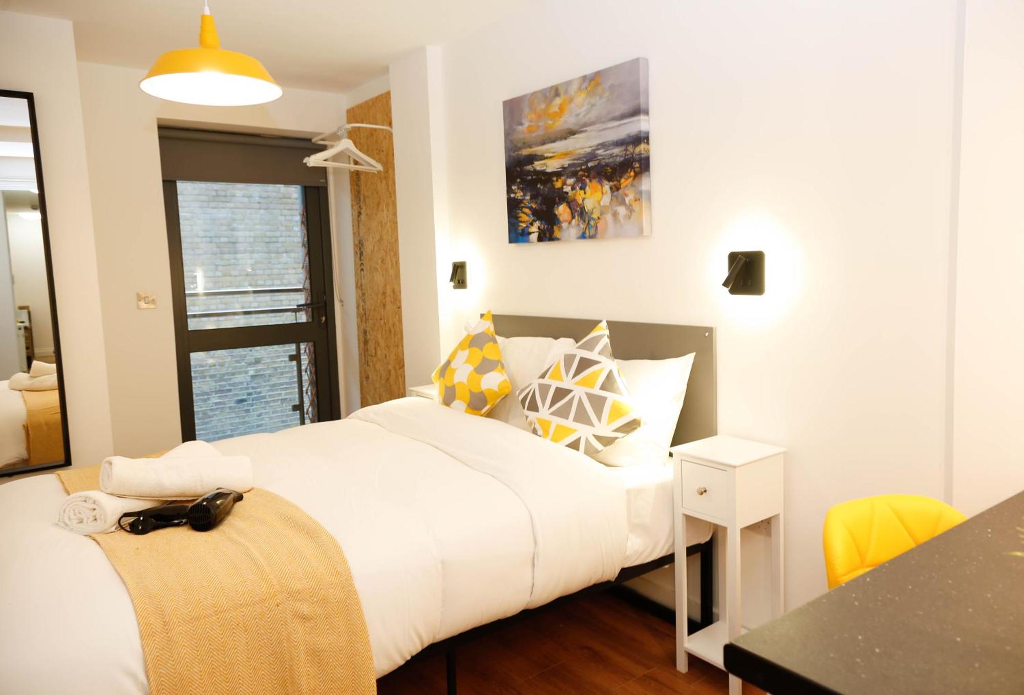 Accommodatie bij particulieren New Luxury In The Heart Of Next To Shops, Cafes, Bars & Metro With Shared Bathrooms Londen