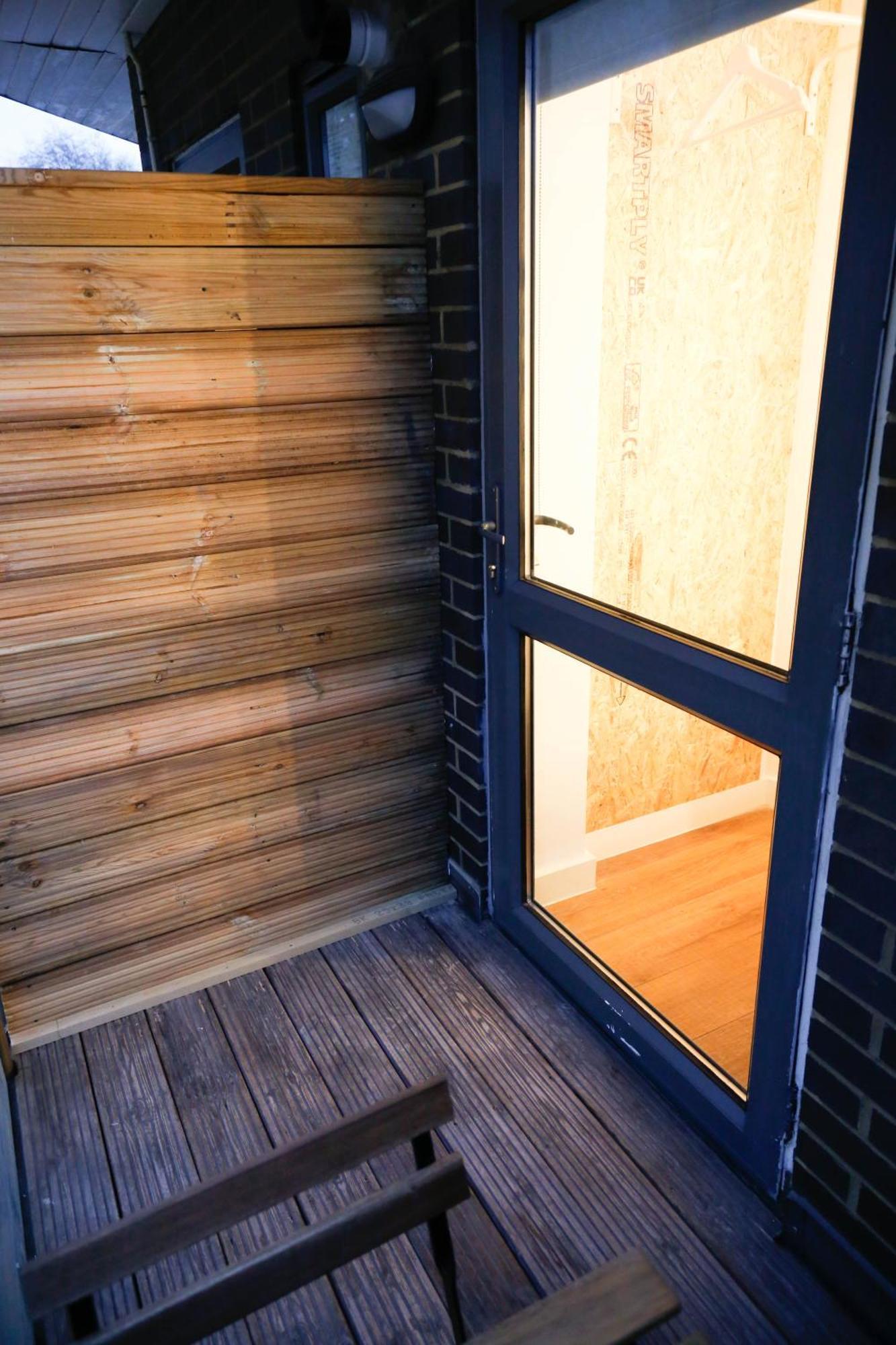 New Luxury In The Heart Of Next To Shops, Cafes, Bars & Metro With Shared Bathrooms * Londen